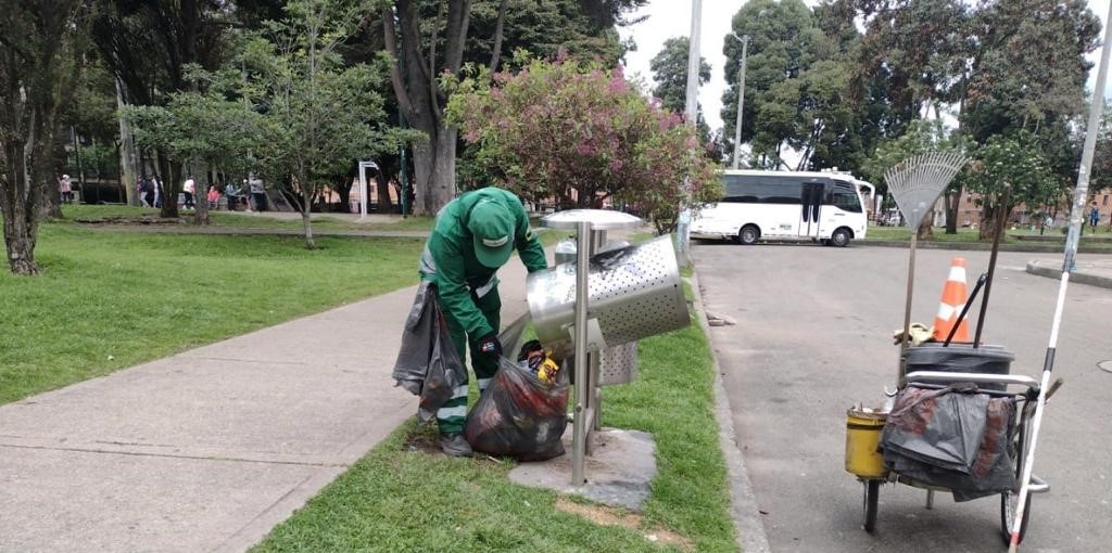 Contenedores de residuos y cestas públicas en Suba para promover la cultura ciudadana y la correcta separación de residuos en Bogotá