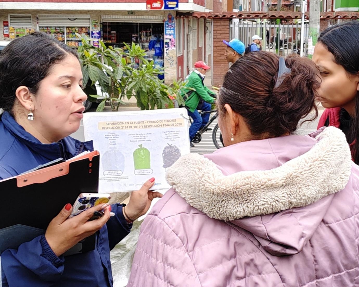Separación en la fuente de residuos en Bogotá para promover reciclaje, sostenibilidad y gestión adecuada de residuos