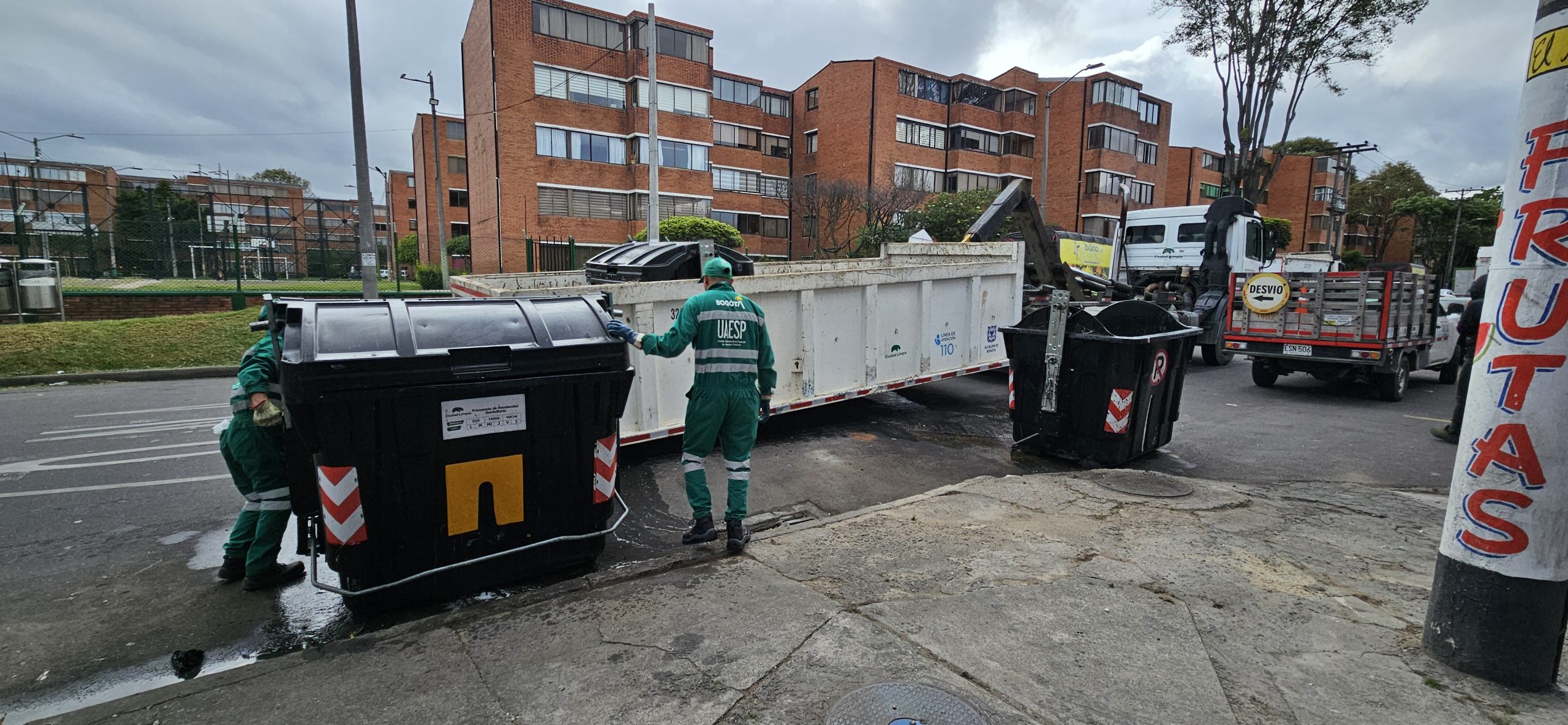 Retiro de contenedores en Kennedy. Foto tomada por Ciudad Limpia